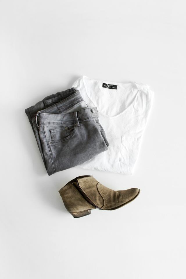 Outfit essenziale disposto in piano