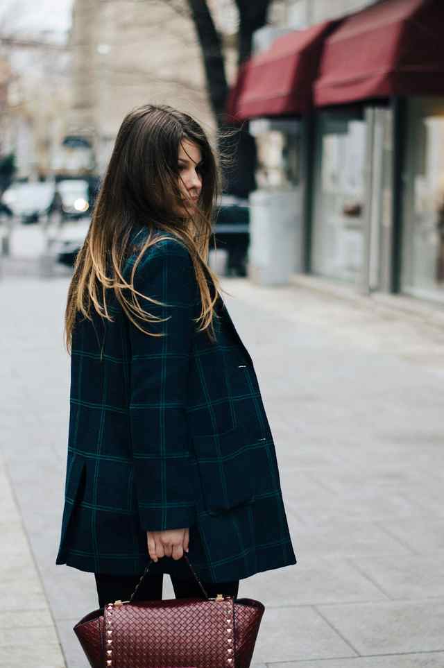 Look da città con cappotto a quadri