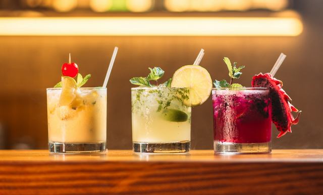 Cocktail colorati al bancone