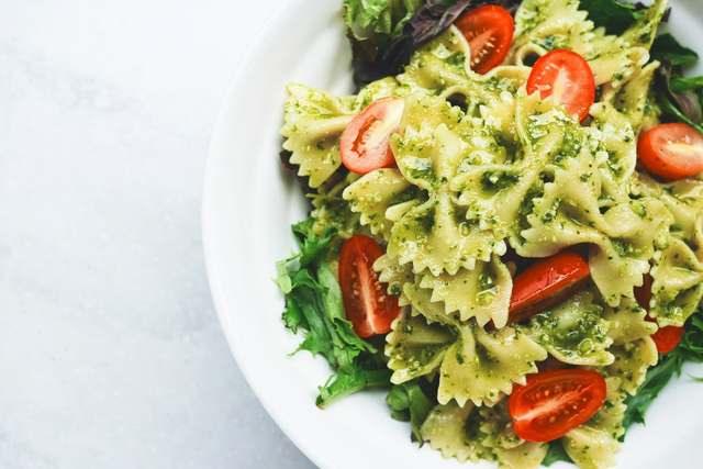 Piatto di farfalle al pesto