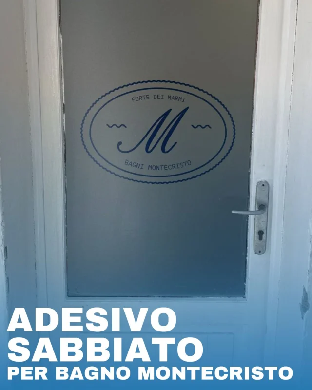 Adesivo sabbiato su porta – Bagno Montecristo – GOU Pubblicità